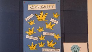Komplimente-Plakat mit gelben Kronen